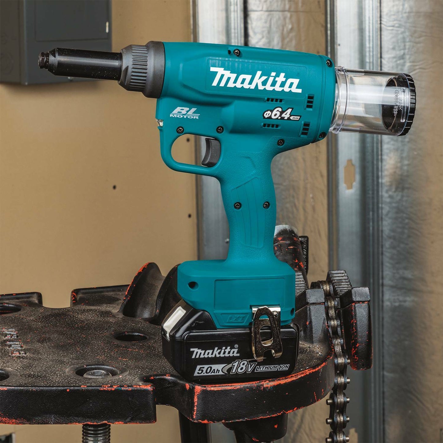 Makita XVR02T 18V LXT® Lithium‑Ion Brushless Cordless Rivet Tool Kit (5.0Ah)